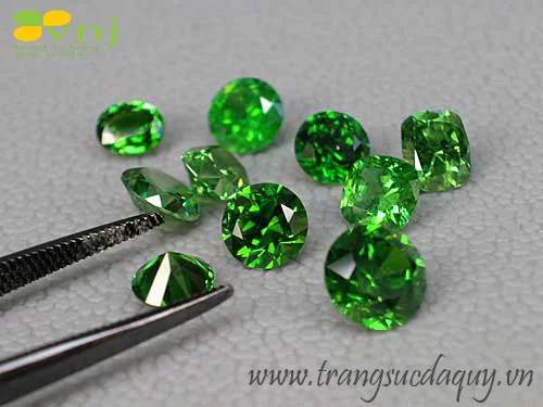 Lịch sử và truyền thuyết về Đá Demantoid