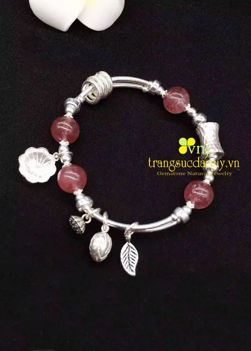 Vòng tay thạch anh dâu mix charm VCQD6