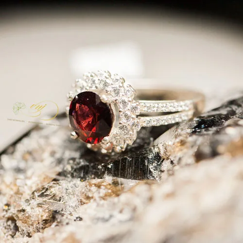 Nhẫn đá Garnet Bạc