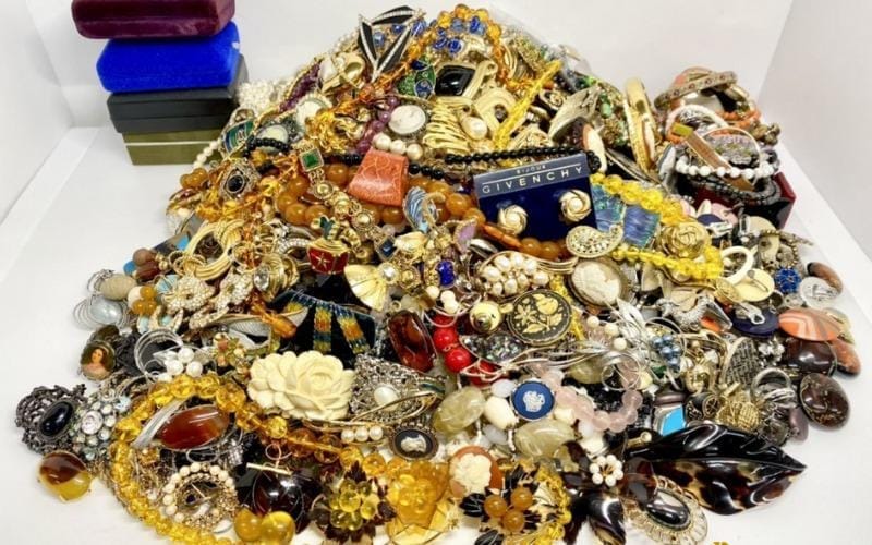 Hậu Quả Khi Mua Trang Sức Giả Giá Rẻ