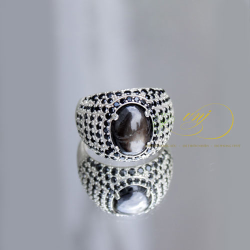 Nhẫn đá Sapphire đen (2)