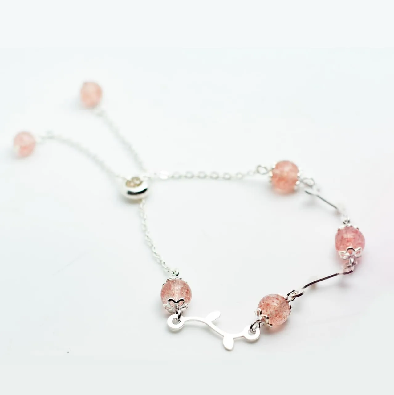 Vòng charm thạch anh dâu