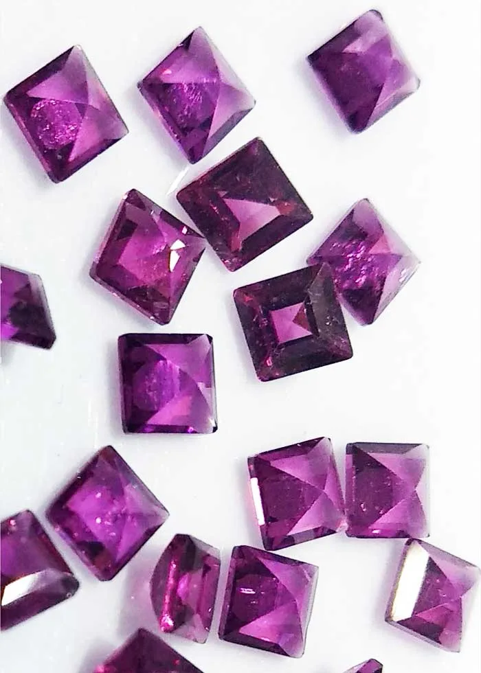 Đá Garnet Vuông 5mm 6mm 7mm.jpg