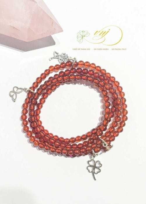 Vòng garnet mix charm
