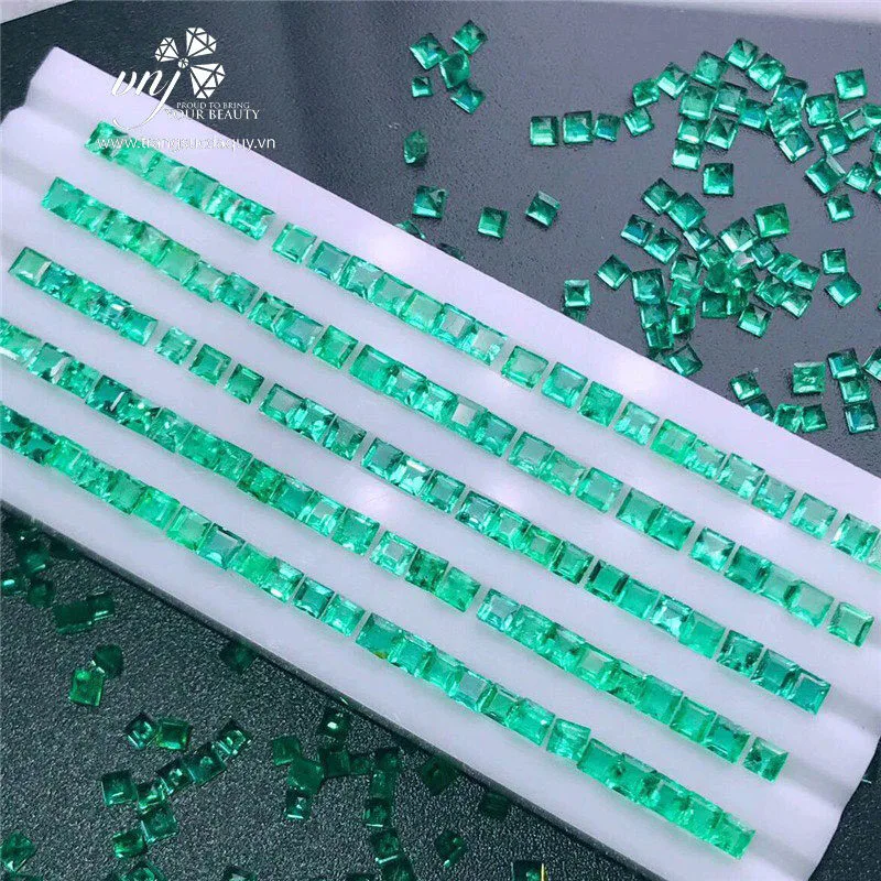 Đá Emerald Thiên Nhiên Vuông Size 2 4ly