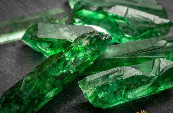 Ngọc Lục Bảo Có Hiếm Hơn Kim Cương Không?