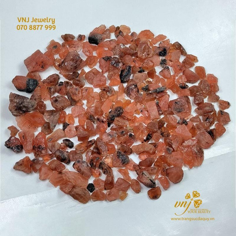 Lô đá triplite chuẩn bị được đem mài