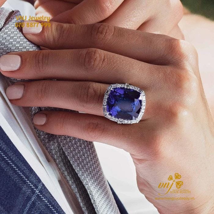 Đá Tanzanite Tính Chất Và Giá Cả Của Viên Đá Xanh Quý Hiếm