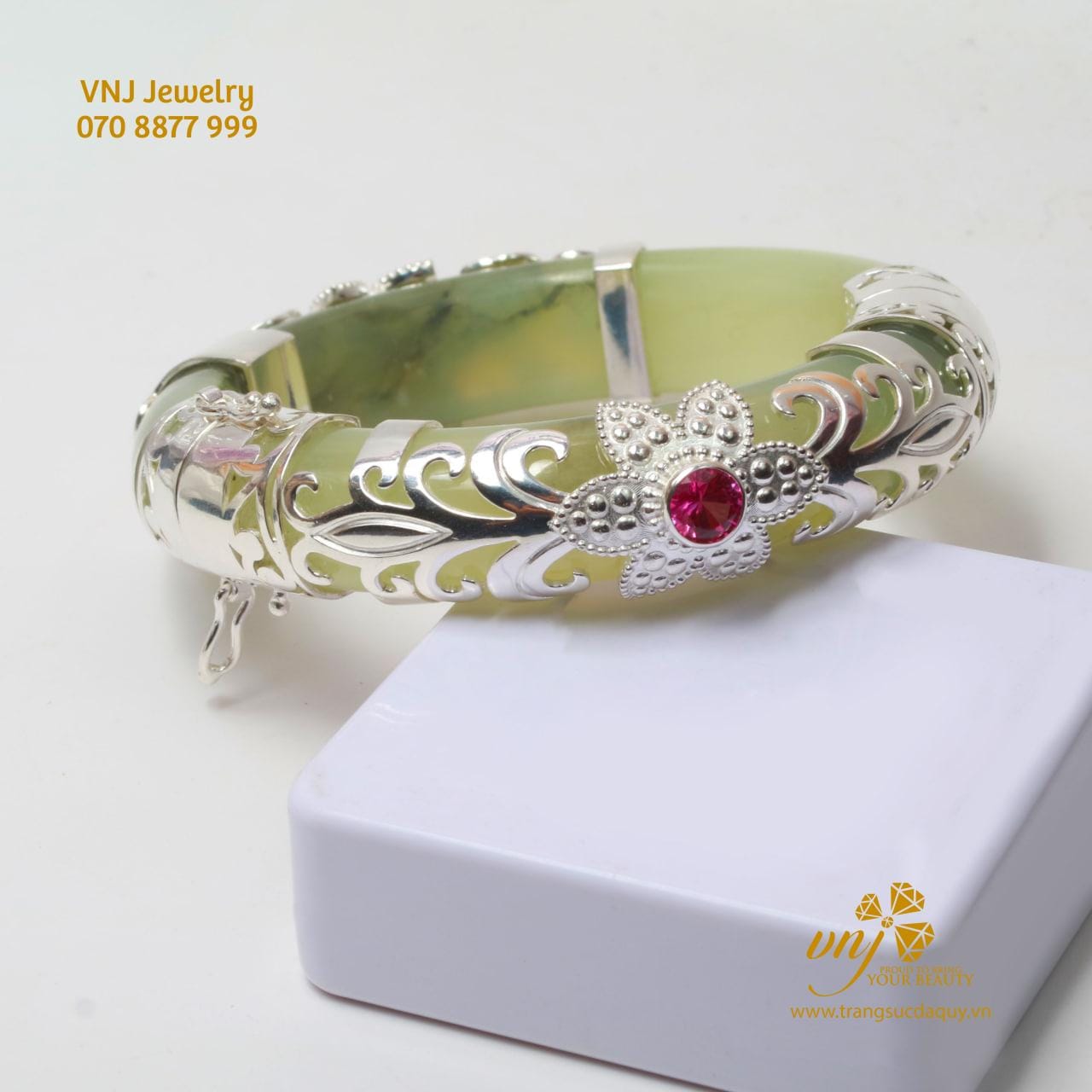 Vòng Ngọc Bị Bể Hoặc Quá Chật Phải Làm Sao? 2 Giải Pháp Hữu Ích Cho Bạn