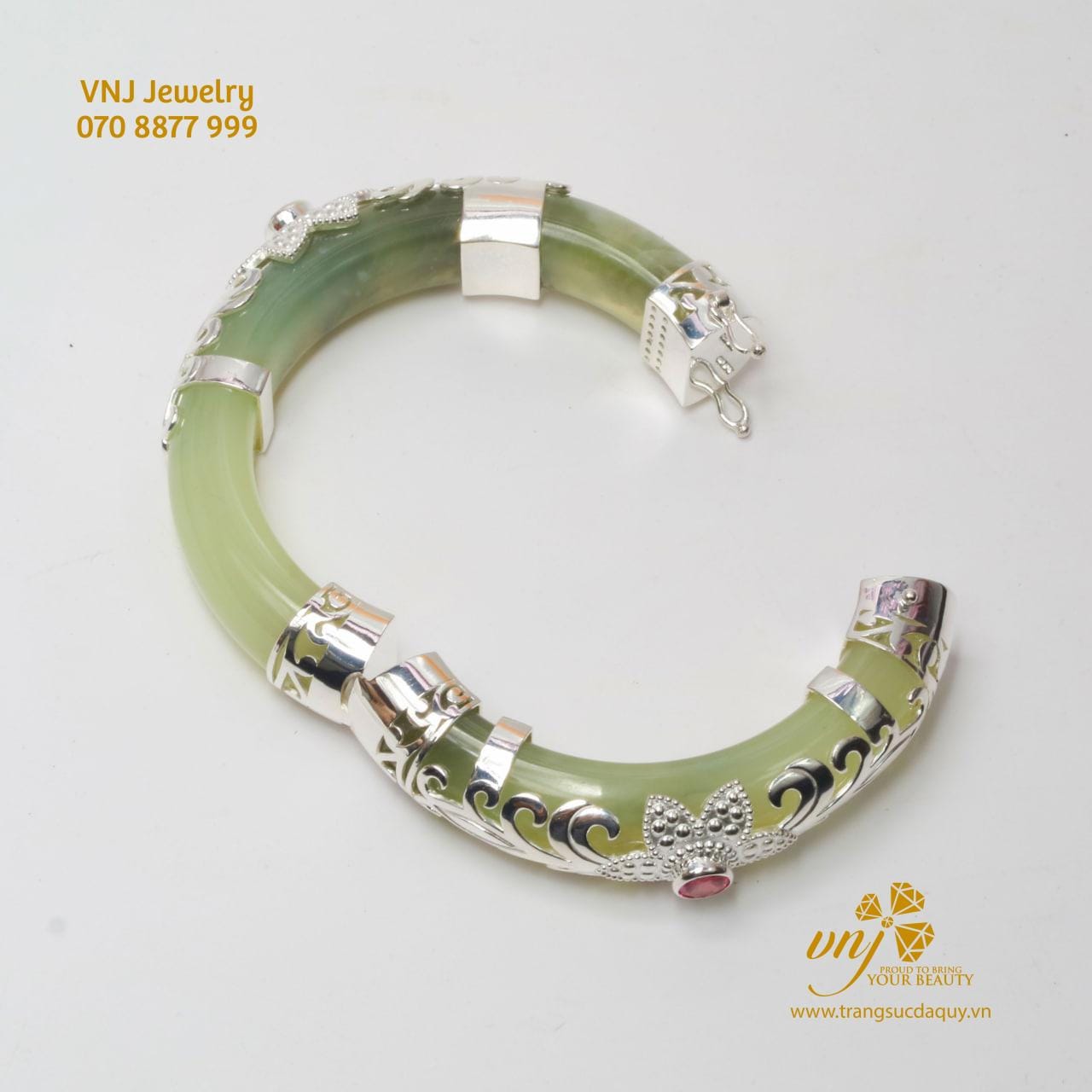 Vòng Ngọc Bị Bể Hoặc Quá Chật Phải Làm Sao? 2 Giải Pháp Hữu Ích Cho Bạn