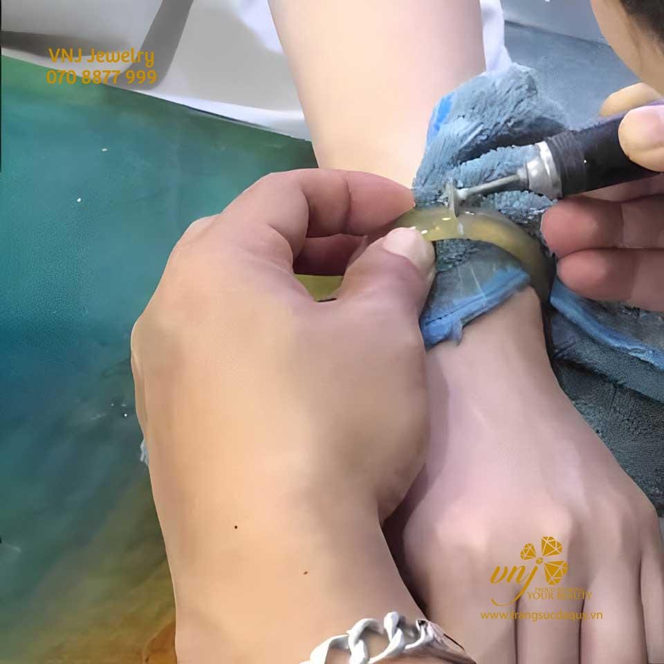 Vòng Ngọc Bị Bể Phải Làm Sao? Giải Pháp Cho Những Chiếc Vòng Nguyên Khối