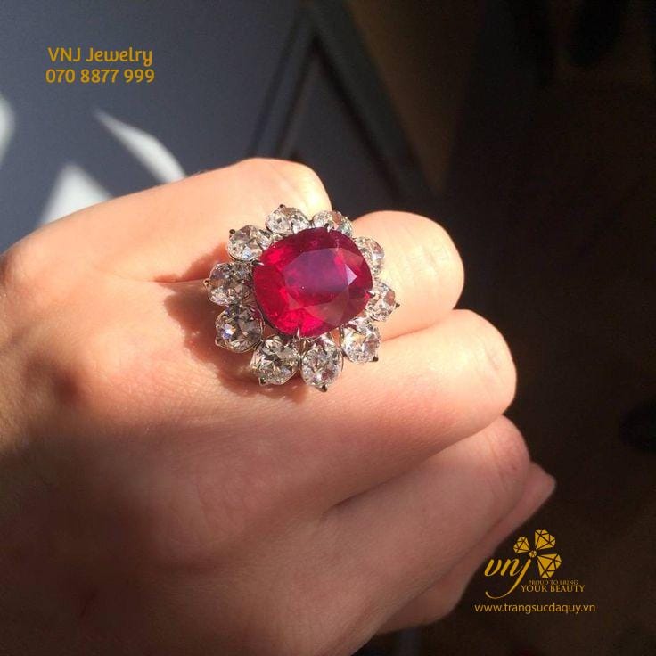 The Crimson Flame Ruby nặng 15,04 Carat giá $18 triệu USD (khoảng 423 Tỷ VND)