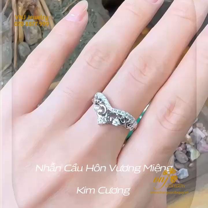 Nhẫn Cầu Hôn Vương Miện Kim Cương