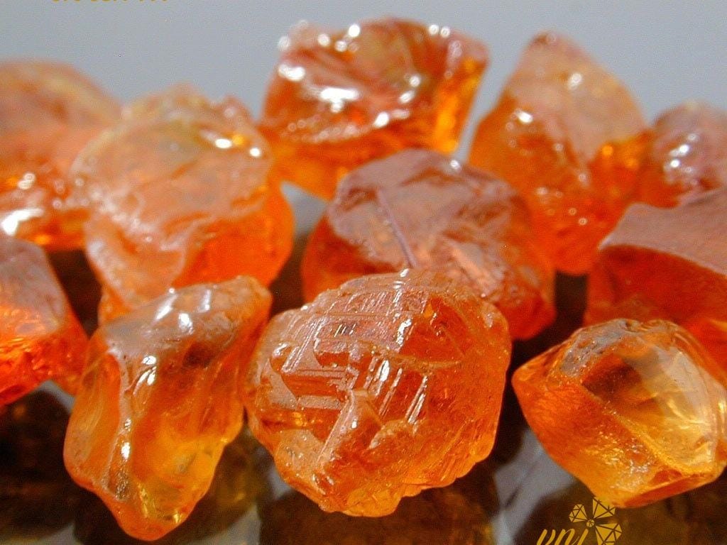 Mandarin Garnet Hình Thành Qua Quá Trình Biến Chất địa Chất, Chủ Yếu được Khai Thác Tại Namibia, Nigeria Và Tanzania.