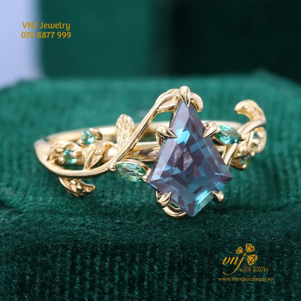 Nhẫn Đá Alexandrite Hoa Văn Vintage đính Emerald