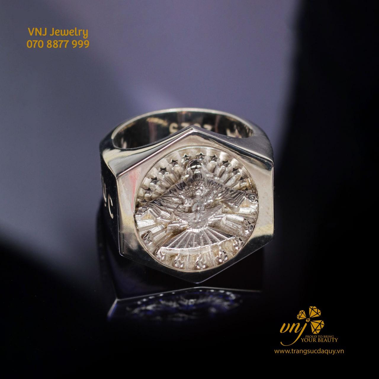 Nhẫn Chúa Giang Tay