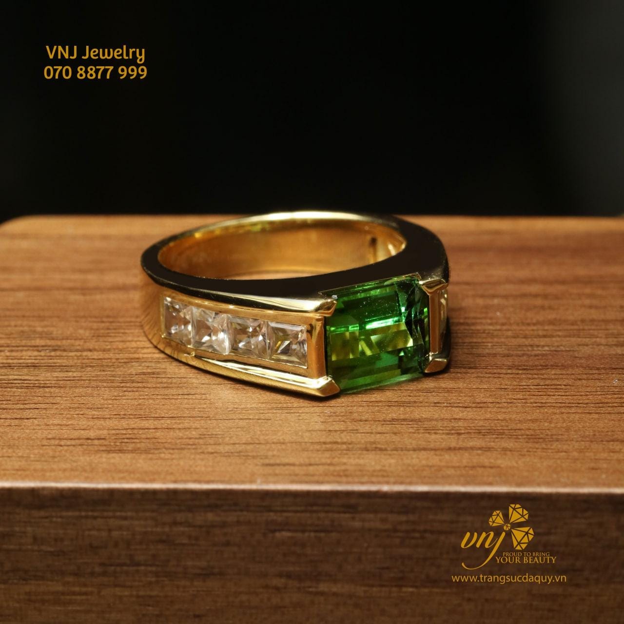 Nhẫn Garnet Xanh trên nền đen