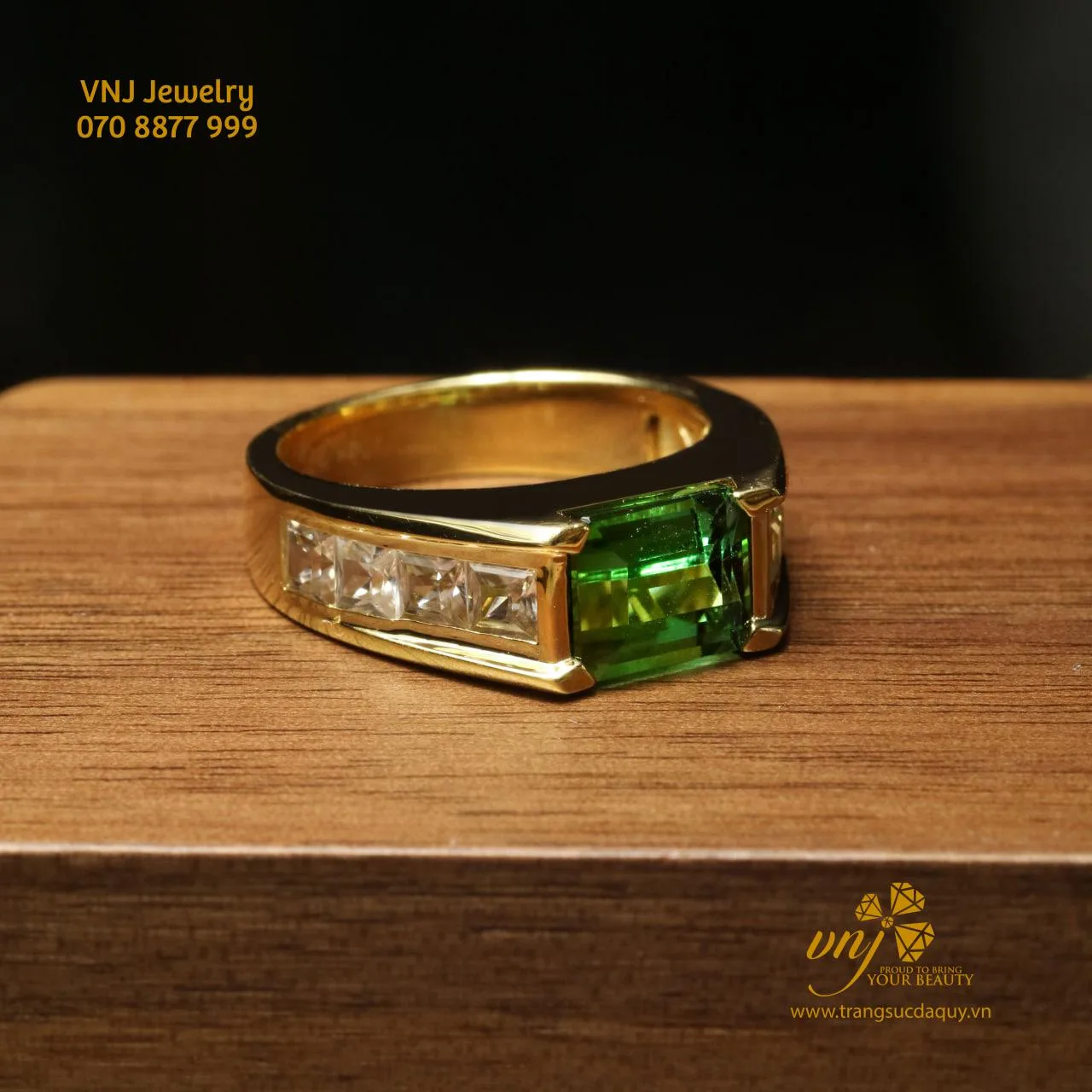 Nhẫn Garnet Xanh trên nền đen