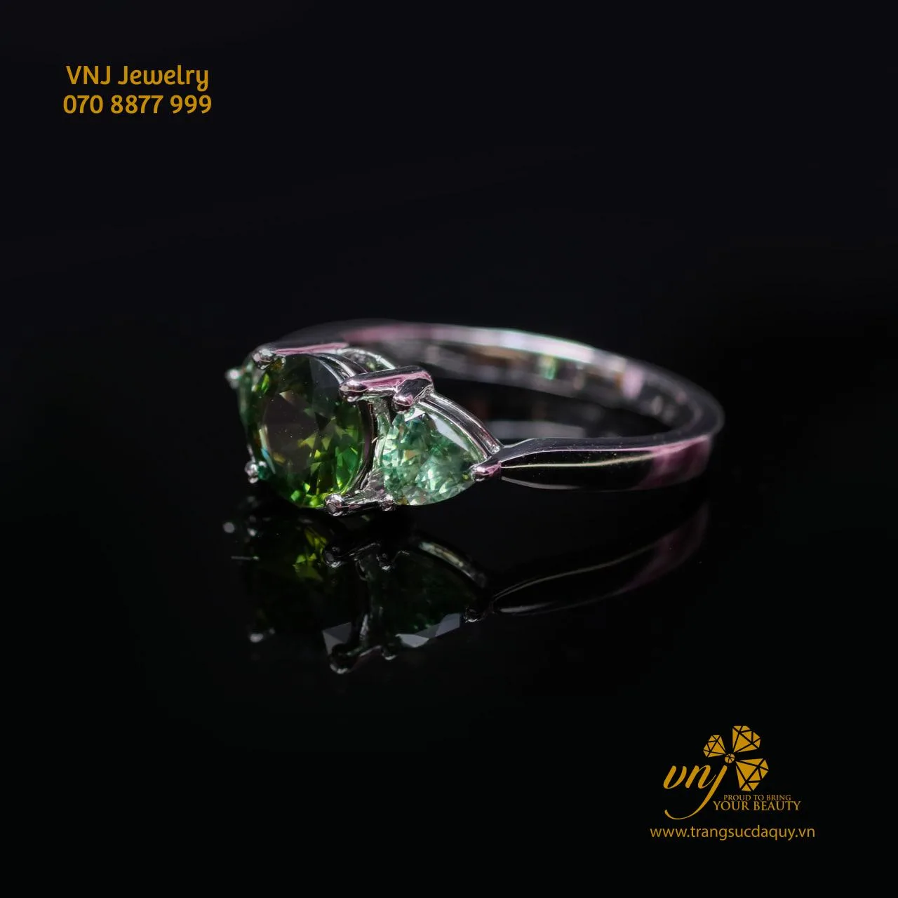 Nhẫn Sapphire Xanh Lá NWS57 trên nền sáng