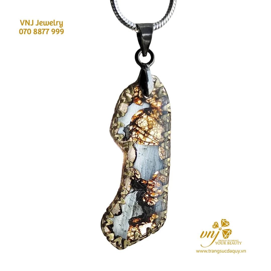 Mặt dây chuyền thiên thạch pallasite dạng tự do, tinh thể olivine ánh vàng xen kẽ nền kim loại bạc