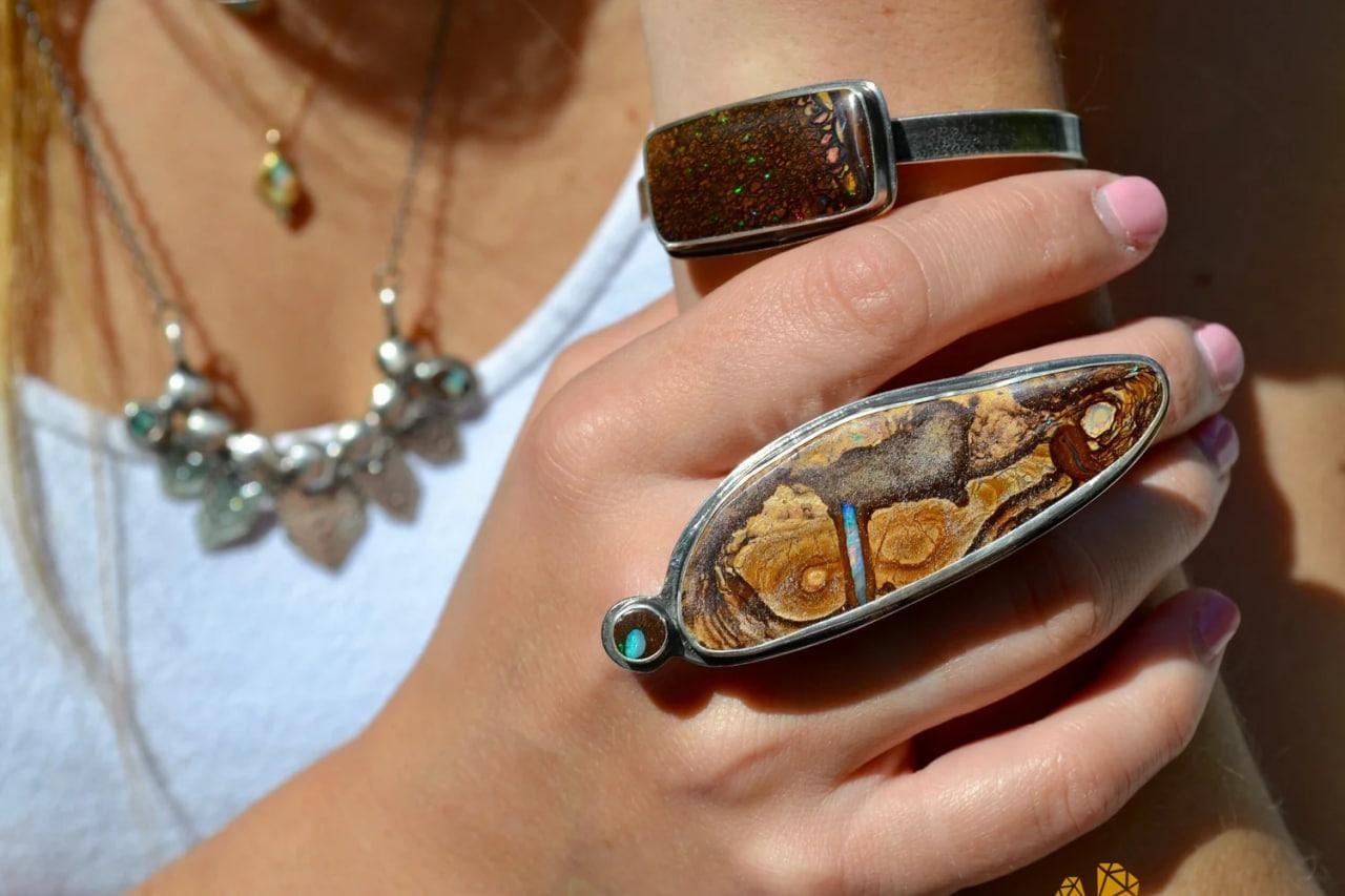 Opal Boulder Koroit: Nguồn Gốc, Tính Chất, Giá Cả