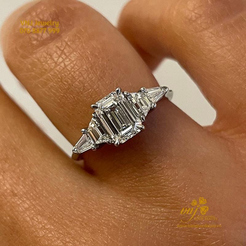 Mẫu nhẫn cắt với đá topaz cắt Trapezium