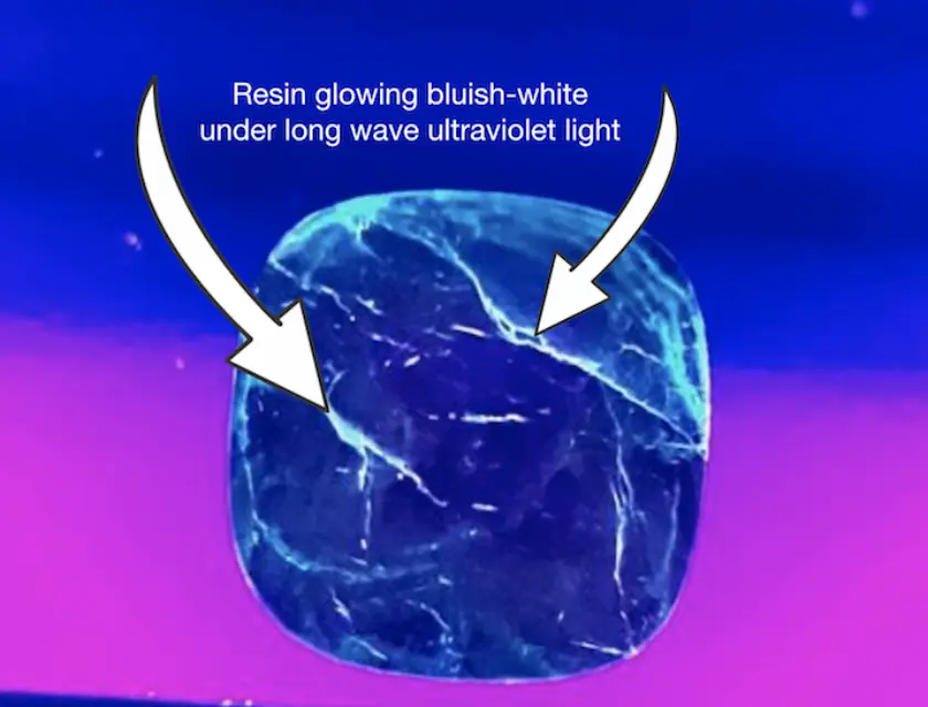 Resin trong emerald phát sáng dưới tia UV