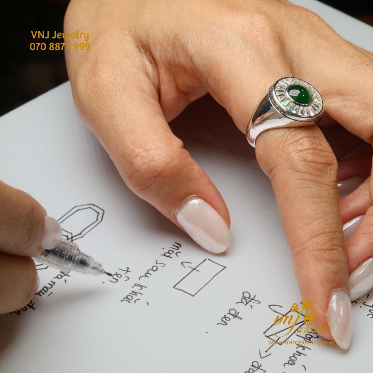 Sắc xanh gần đế vương tượng trưng cho tài lộc, thịnh vượng và năng lượng tích cực.