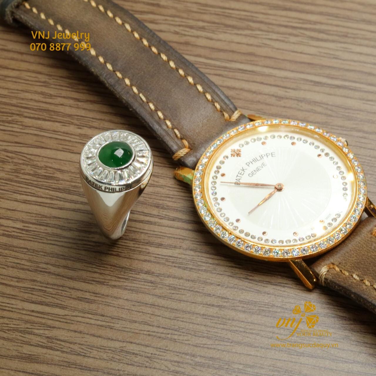 Nhẫn Ngọc Phỉ Thúy NM162 với sắc lục sang trọng nổi bật khi phối cùng đồng hồ phong cách Patek Philippe